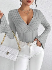 Ribbed Flare Sleeve Top – Slim Fit Knit in gray with flared sleeves, paired with white jeans and a chic bag.